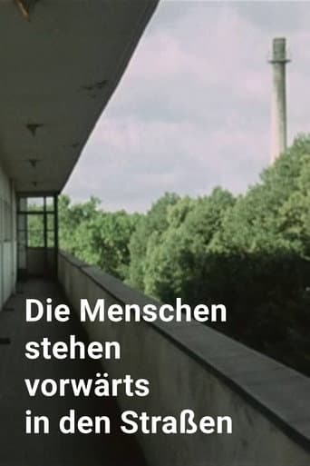 Die Menschen stehen vorwärts in den Straßen