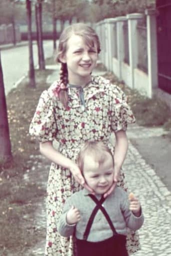 Vera is a Nazi; her brother helps refugees.