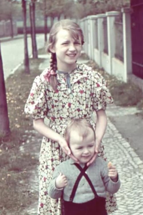 Vera is a Nazi; her brother helps refugees.